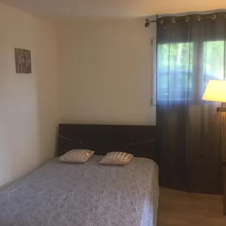 Les Glycines Apartment *